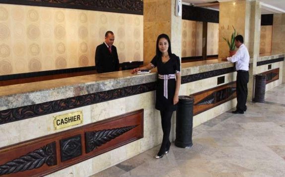 Resepsionis di Hotel Ratu Mayang Garden