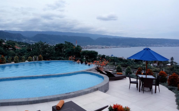 Swimming Pool di Hotel Santika Luwuk