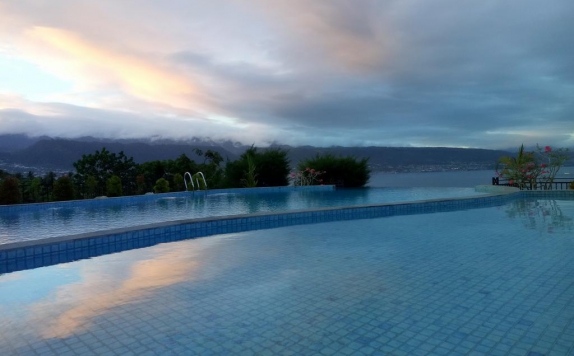 swimming pool di Hotel Santika Luwuk