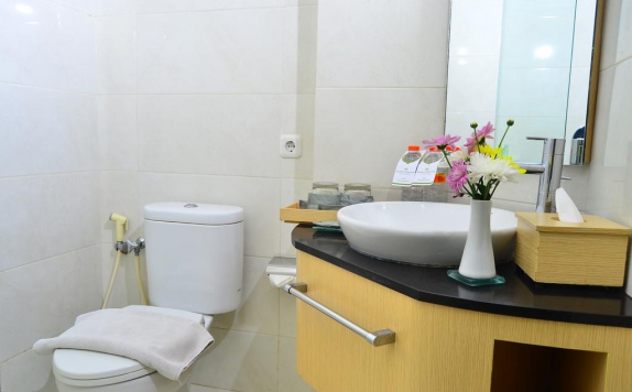 bathroom di Hotel Santika Makassar