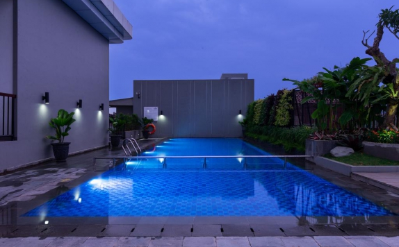 Swimming Pool di Hotel Santika Pasir Koja