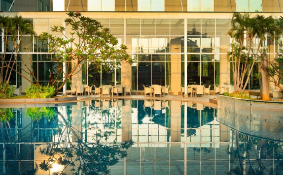 Swimming Pool di Hotel Santika Premiere Slipi Jakarta