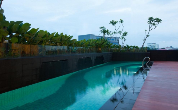 Swimming Pool di Hotel Santika Radial Palembang