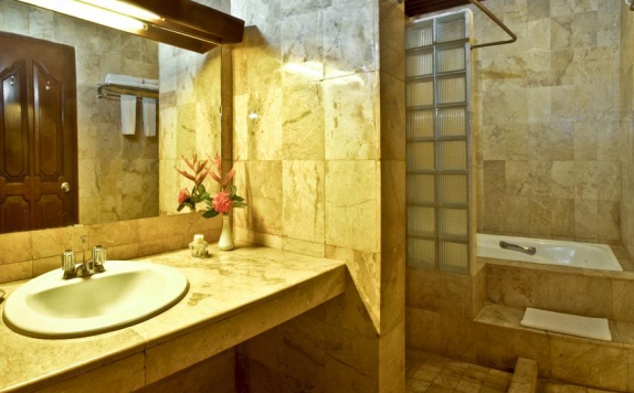 Tampilan Bathroom Hotel di Hotel Sari Bunga