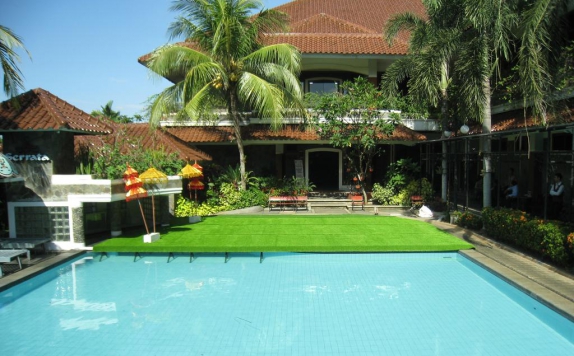 Swimming pool di Hotel Serrata Sumurboto Banyumanik