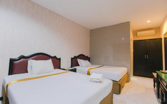 guest room twin bed di Hotel Sinar II