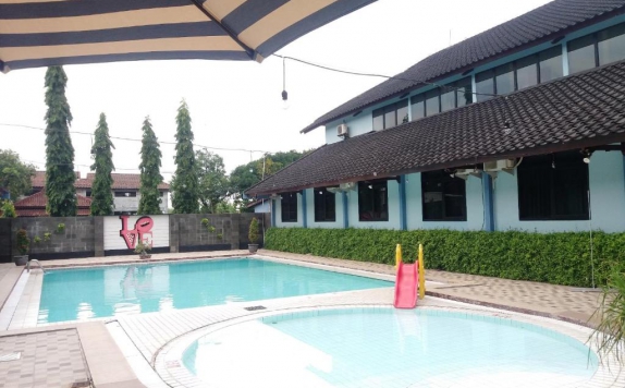 swimming pool di Hotel Sofia Juanda Surabaya