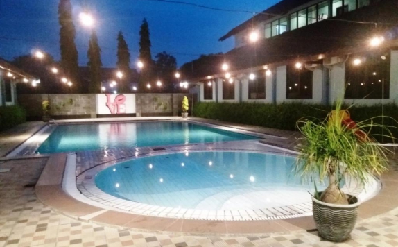 swimming pool di Hotel Sofia Juanda Surabaya