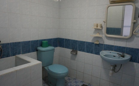 Tampilan Bathroom Hotel di Hotel Surya Indah