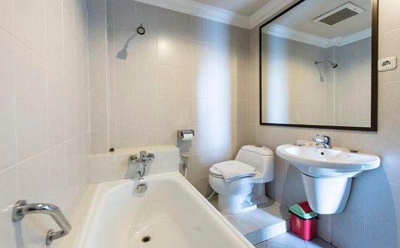 Bathroom di Hotel Surya Kahayan