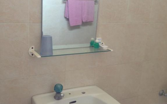 Bathroom di Hotel Surya Kertajaya