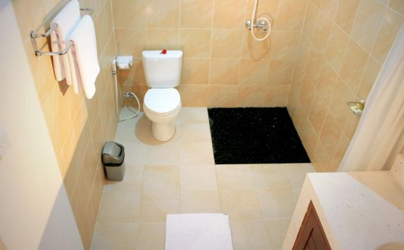 Bathroom di Hotel Taman Ayu Legian