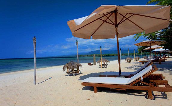 Deckchairs to beach di Hotel Tugu Lombok
