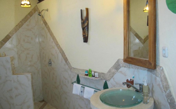 Bathroom di Hotel Uyah Amed & Spa Resort