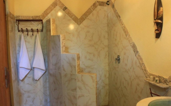 Bathroom di Hotel Uyah Amed & Spa Resort