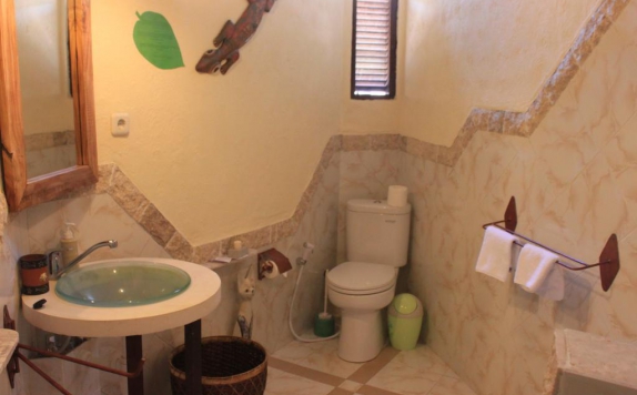 Tampilan Bathroom Hotel di Hotel Uyah Amed & Spa Resort