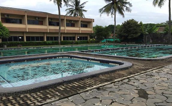 Outdoor Pool di Hotel Wijaya Kusuma