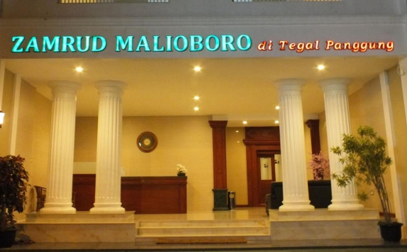Receptionist di Hotel Zamrud Malioboro