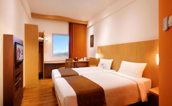 guest room twin bed di Ibis Bali Kuta