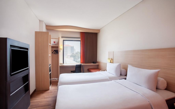guest room twin bed di Ibis Jakarta Cawang