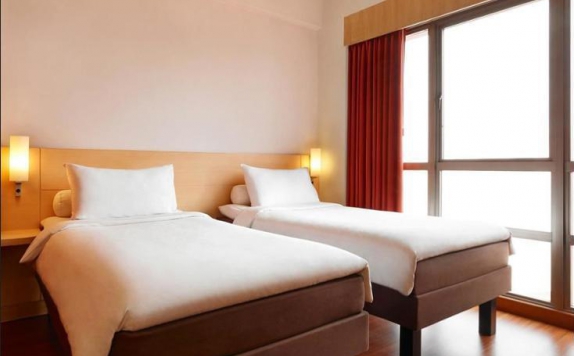 guest room twin bed di Ibis Kemayoran