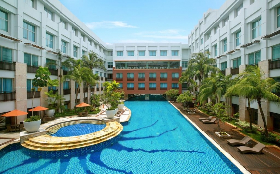 Swimming Pool di Ibis Mangga Dua