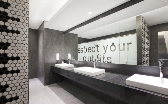 bathroom di Ibis Styles Bali Petitenget
