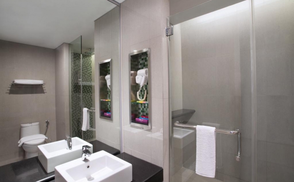 Bathroom di Ibis Styles Jakarta Sunter