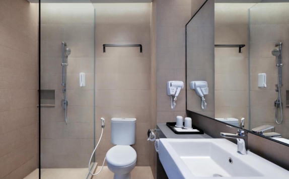 Bathroom di ibis Surabaya Tidar