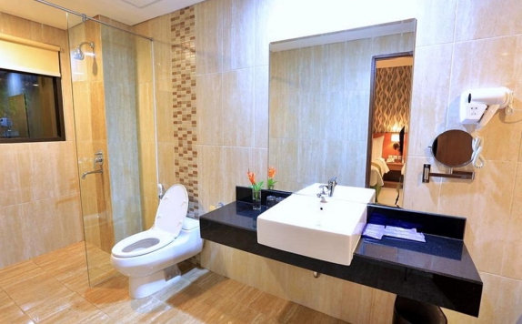Bathroom Hotel di Ijen Suites Resort and Convention