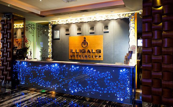 Receptionist di Illigals Hotel & Club