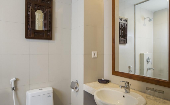 Tampilan Bathroom Hotel di Indies Heritage Hotel Jogjakarta