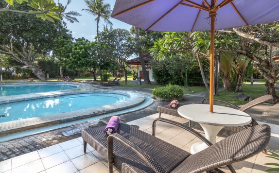 swimming pool di Inna Bali Beach Resort