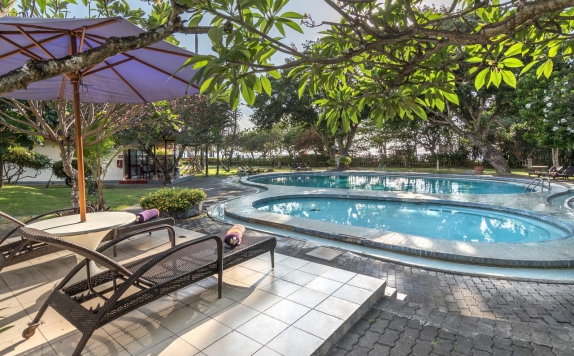 swimming pool di Inna Bali Beach Resort