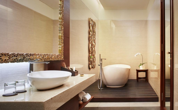 Bathroom di Inna Putri Bali Hotel