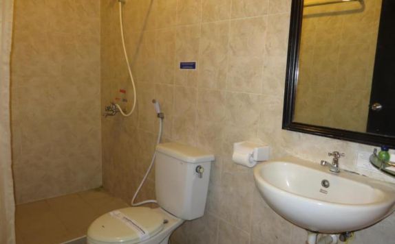 Bathroom Bathroom di Insumo Palace Hotel and Resort Kediri