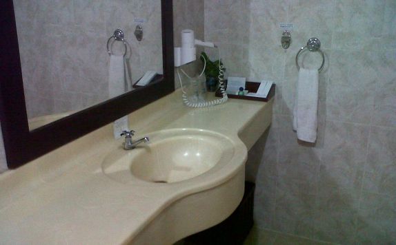 Bathroom Bathroom di Insumo Palace Hotel and Resort Kediri