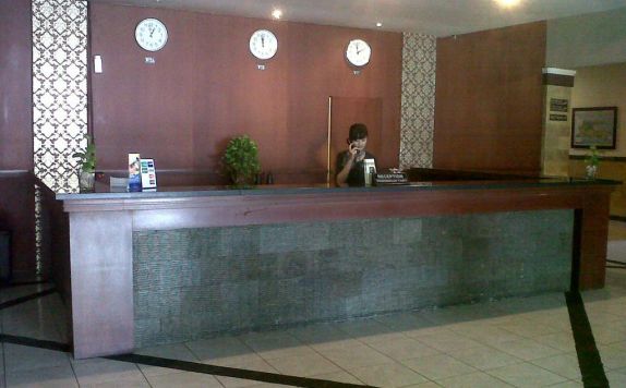 Receptionist Receptionist di Insumo Palace Hotel and Resort Kediri