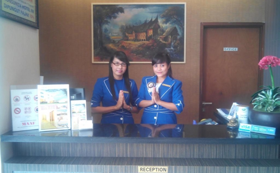Receptionist di Ion Hotel