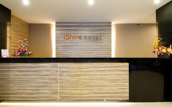 Receptionist di i-Shine (Ex Aston Pekanbaru City)