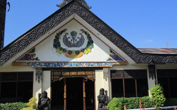 Tampilan Luar di Istana Batik Ratna