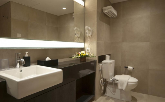Tampilan Bathroom Hotel di J4 Legian Hotel