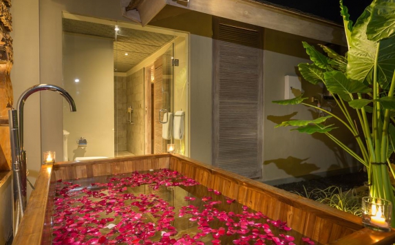 Bathroom di Jadine Bali Villa by Nagisa Bali