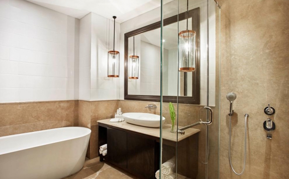 Tampilan Bathroom Hotel di Jambuluwuk Oceano Seminyak