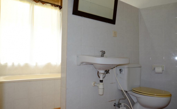 Tampilan Bathroom Hotel di Jati 3 Bungalows