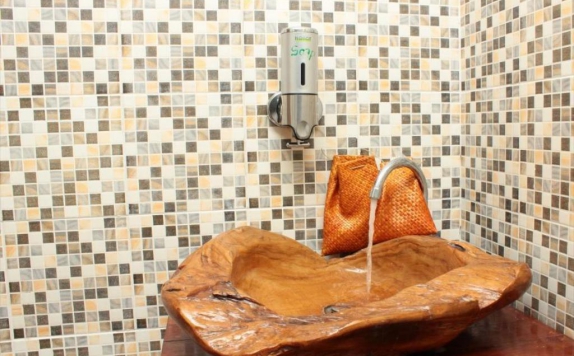 Bathroom di Javaretro Hotel Bandung