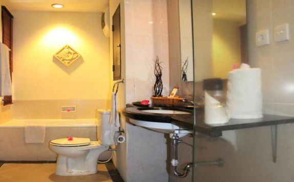 bathroom di The Jayakarta Villas Anyer Beach Resort