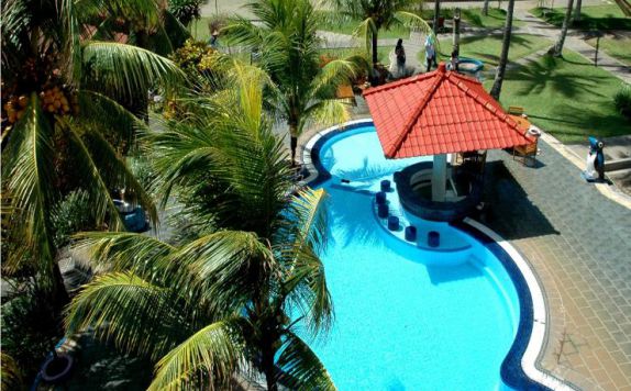 swimming pool di The Jayakarta Villas Anyer Beach Resort