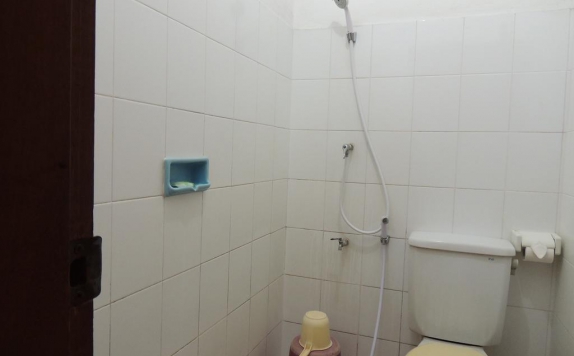 Tampilan Bathroom Hotel di Jesen's Inn 3