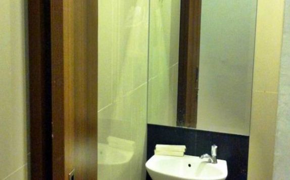 Bathroom di J Hotel Medan